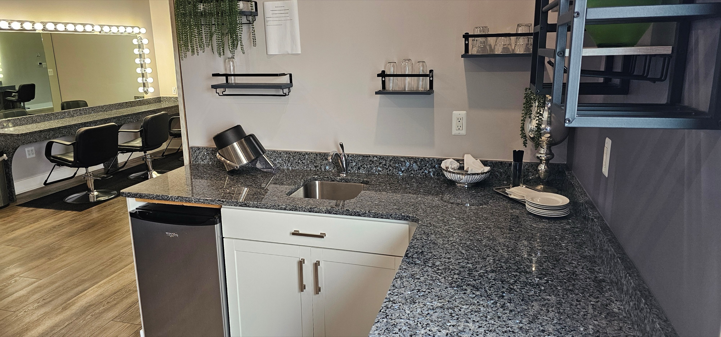 Kitchenette in the bridal suite at Silver Shores